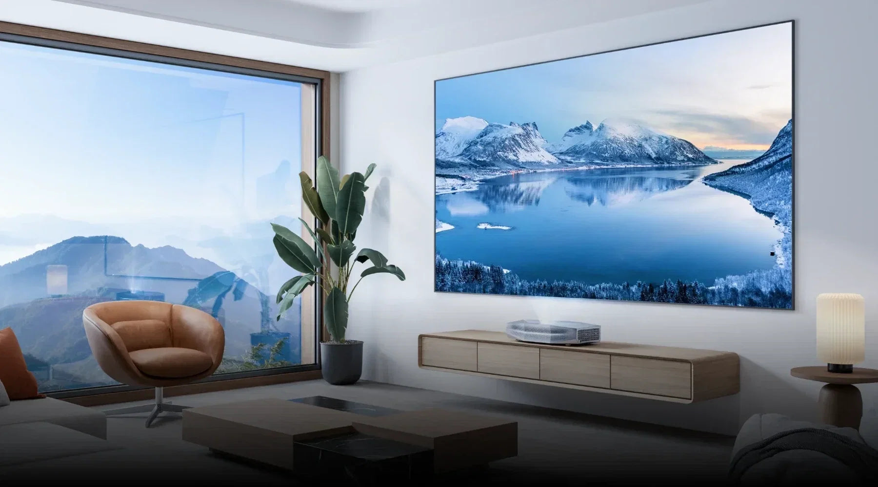 Laser TV mit ALR-Leinwand in einem hellen Wohnzimmer mit großen Fenstern.