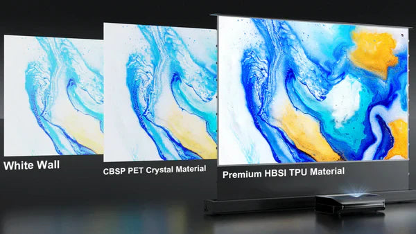 Vergleich der Bildqualität eines UST-Beamers auf drei Oberflächen: eine weiße Wand, ein Standard-Leinwandtuch und ein Premium-ALR-Leinwandtuch.