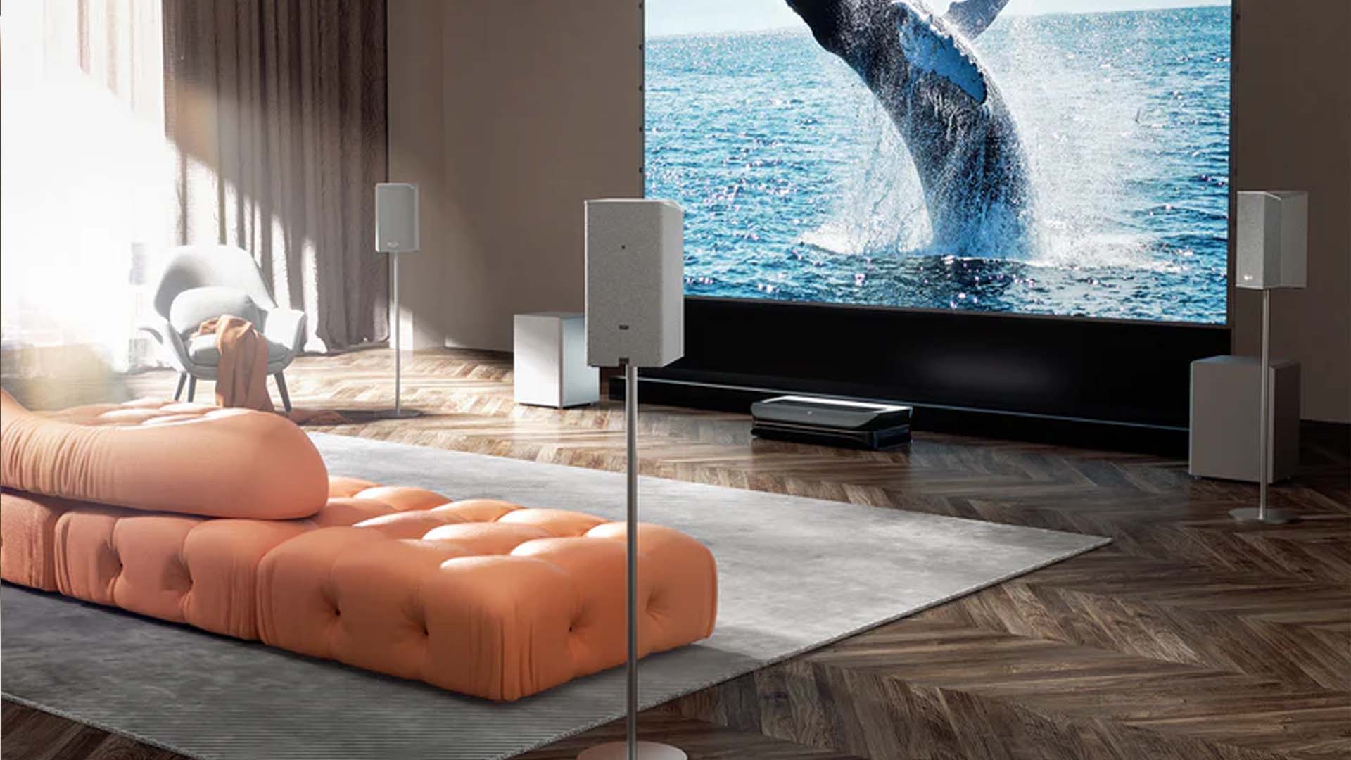 Immersives 4K-Heimkino-Erlebnis in einem Wohnzimmer, erzeugt durch einen UST-Laser-Beamer und ein kabelloses Surround-Sound-System.