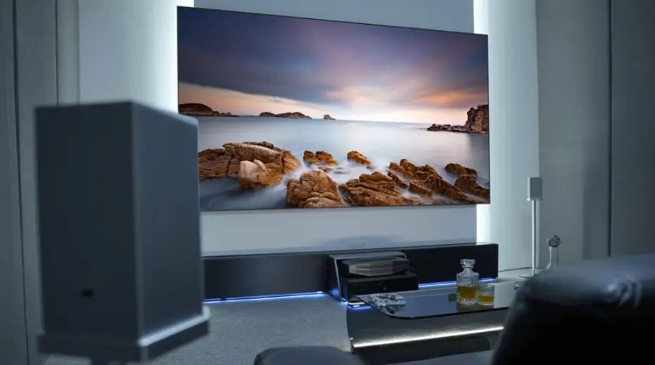 Modernes Wohnzimmer mit großem Beamer-Bildschirm und Surround-Sound-System für Heimkino-Qualität.