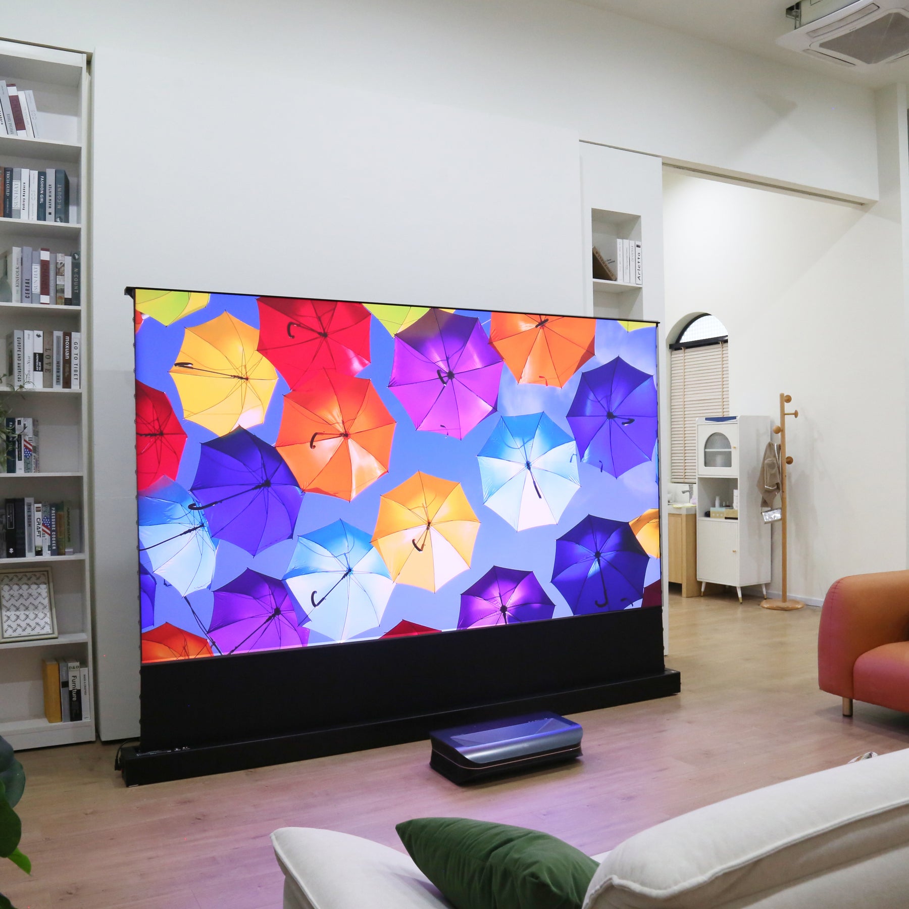AWOL Vision Cinematic+ beamer leinwand elektrisch aufsteigend mit brillanten Farben und Schirmmotiv.