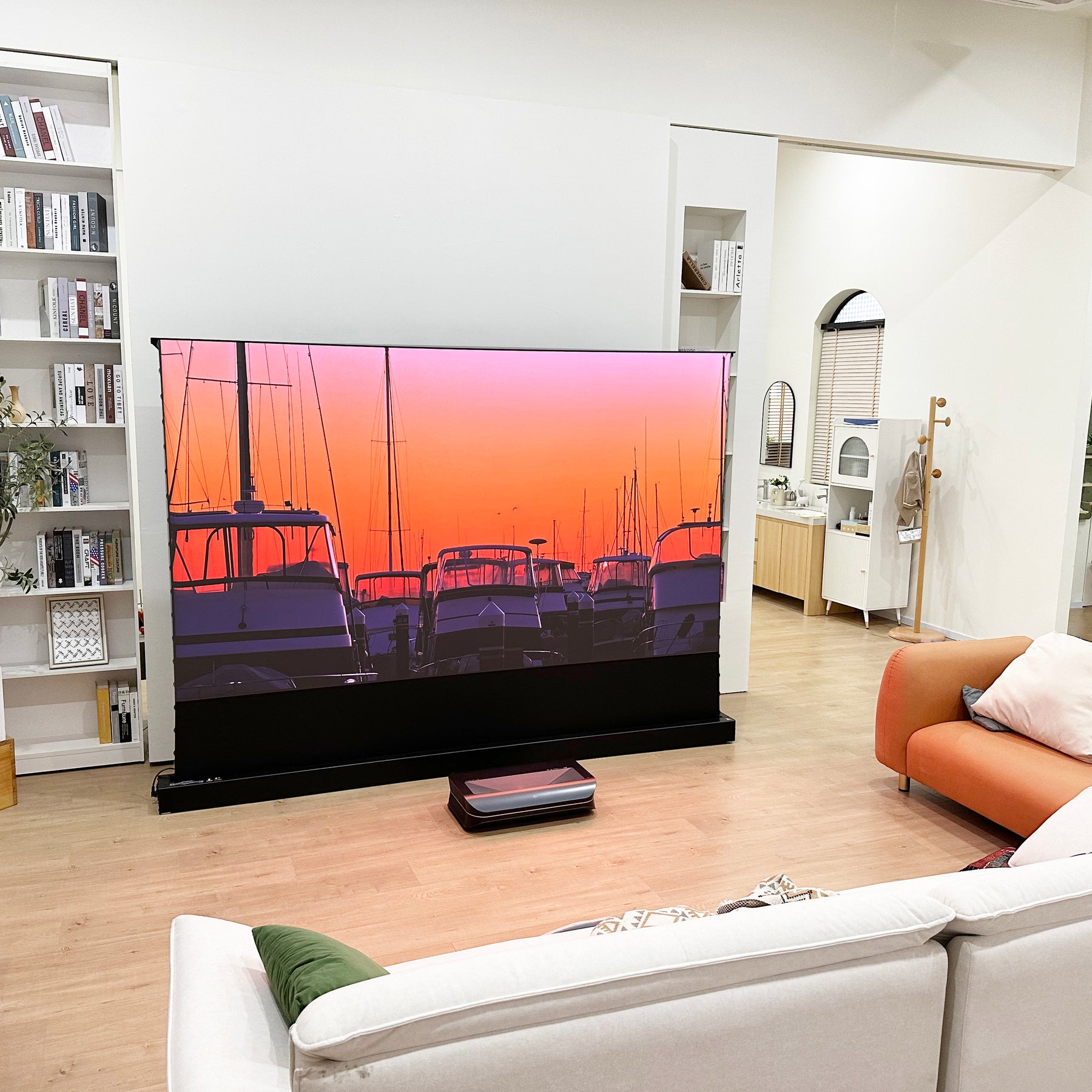 AWOL Vision Cinematic+ beamer leinwand elektrisch mit Sonnenuntergangshafen für Heimkino Atmosphäre.