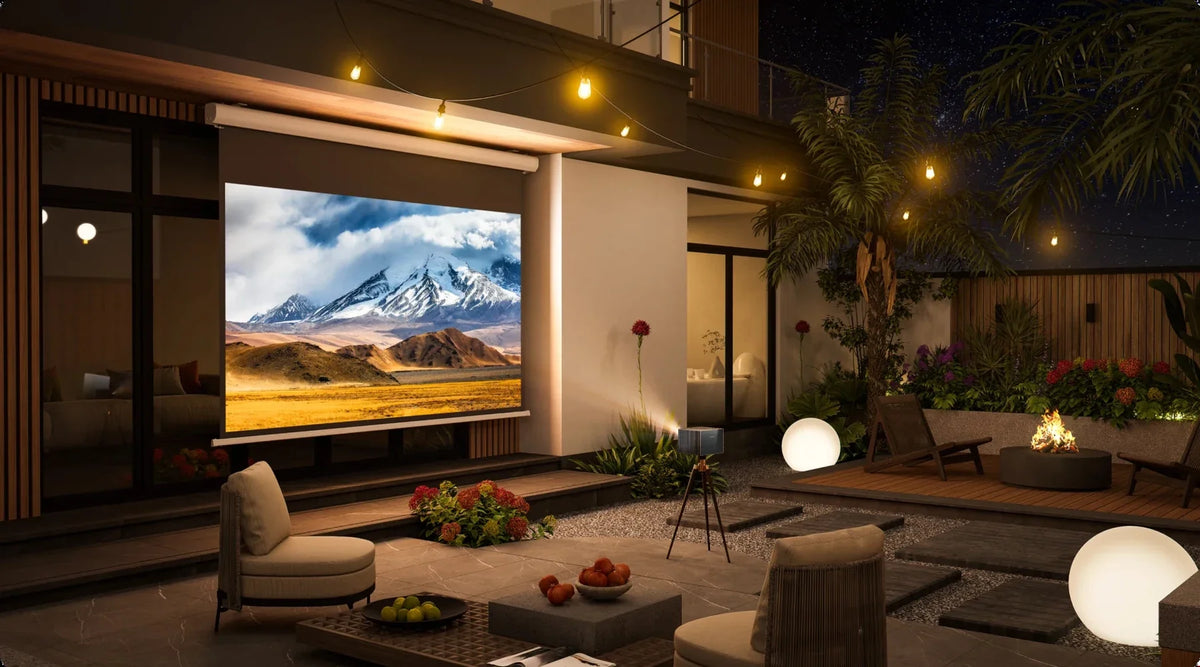 Beamer für draußen mit großer Leinwand in einem beleuchteten Gartenkino.