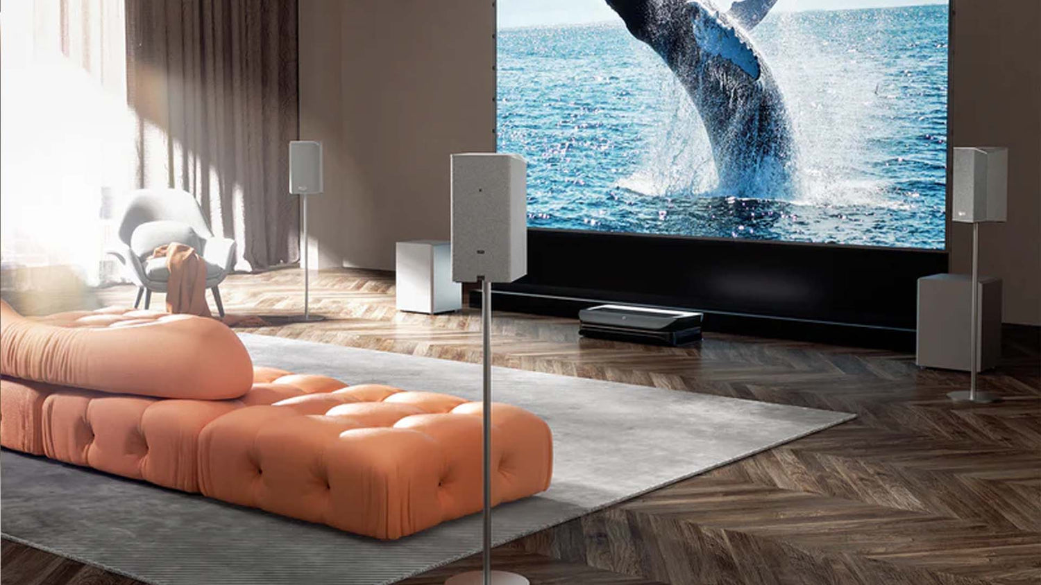 Immersives 4K-Heimkino-Erlebnis in einem Wohnzimmer, erzeugt durch einen UST-Laser-Beamer und ein kabelloses Surround-Sound-System.